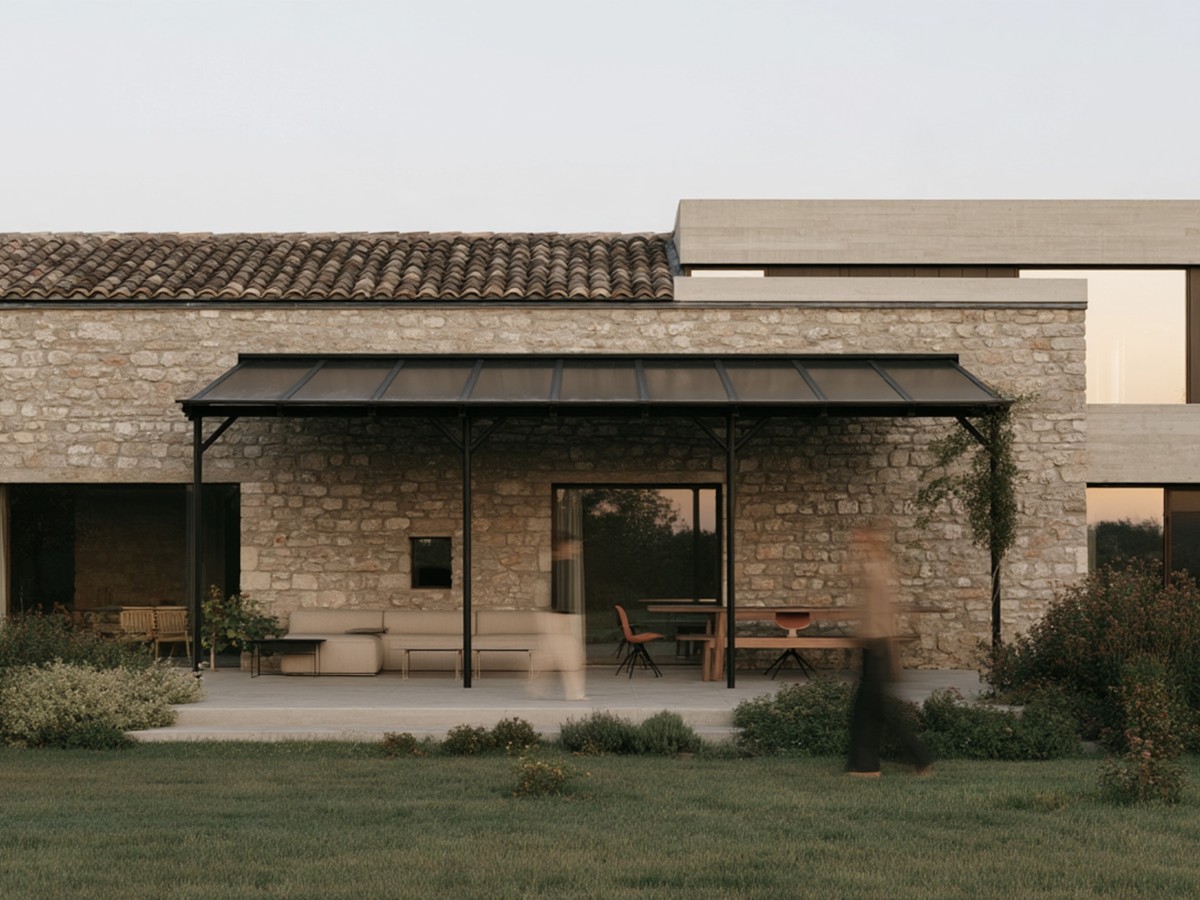 Building a French-made pergola, from its industrial design to its brand.
